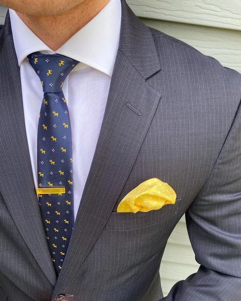 Square Outfit, Yellow Pocket Square, Patterned Pocket Square, Pocket Square Pattern, Grey Jacket, Men Style Tips, Blue Tie, Complementary Colors, Sports Jacket