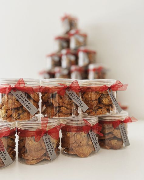 Cookies Goodies Packaging, Cookies Doorgift Ideas, Mini Cookie Packaging, Cookies Packaging Ideas In A Jar, Mini Hampers Ideas, Packaging Cookies To Sell, Cookies Doorgift, Gourmet Cookies Packaging, Mini Cookies Packaging