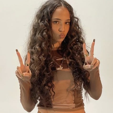 Maria Isabel, Beautiful Curly Hair, Swag Girl Style, Aesthetic People, Beauty Icons, Looks Style, Pretty Hairstyles, Hair Looks, Hair Goals