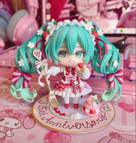 Strawberry Miku Nendoroid, Hatsune Miku Figurines, Strawberry Miku, Strawberry Room, Kawaii Figures, Miku Figures, Cute Figures, Miku Hatsune Vocaloid, Anime Figurines