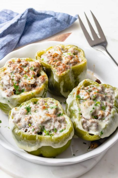 Keto Easy Dinner, Philly Cheesesteak Stuffed Peppers, Cheesesteak Stuffed Peppers, Keto Easy, Low Carb Maven, Delicious Family Meals, Diner Recept, Philly Cheesesteak, Philly Cheese Steak