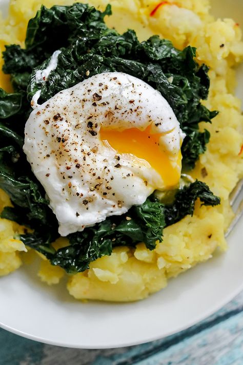 Golden Saffron Mashed Potatoes with Hearty Greens and a Poached Egg Potato And Egg Breakfast, Mash Potatoes, Sauteed Greens, Mashed Potatoes Recipe, Mash Recipe, Cold Weather Food, Meatless Recipes, Nice Recipes, Baking Desserts