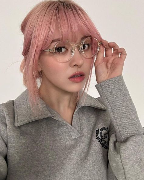 Lily Nmixx, Nmixx Lily, Love Me Like, Pre Debut, 1 Girl, Korean Makeup, Lily Pads, Pink Hair, Instagram Update