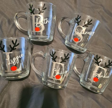 Glass Vinyl Cup Ideas, Diy Personalized Coffee Mugs, Personalized Christmas Mugs Vinyl, Christmas Mugs Vinyl Cricut, Christmas Mug Ideas Holiday Gifts, Christmas Coffee Cups Vinyl, Christmas Vinyl Mugs, Diy Christmas Mugs Vinyl, Cricut Christmas Mugs Diy