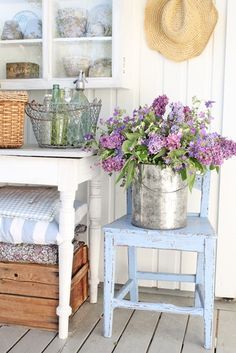 I love this Inspirat Portico Shabby Chic, Shabby Chic Decorating, French Gardens, Shabby Chic Porch, Vibeke Design, Vintage Porch, Decoration Shabby, Cottage Shabby Chic, Estilo Shabby Chic