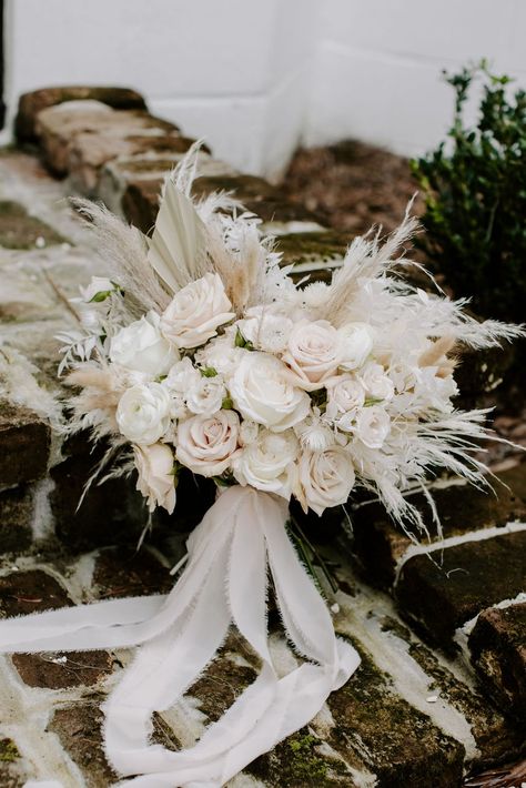 Wedding Cake Fresh Flowers, Wedding Flower Guide, Ethereal Wedding, Fall Wedding Cakes, White Wedding Cakes, Neutral Wedding, White Bouquet, Bride Bouquets, Junebug Weddings