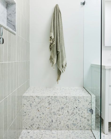 { Sally Rhys-Jones } on Instagram: “Love a good shower seat! #rjiabeecroft  Built by @boombuild 📷 Sue Stubbs for @ess.creative” Marble Niche, Mid Century Remodel, Spa Like Bathrooms, Green Tiles, Luxe Bedroom, Architecture Bathroom, Interior Tiles, Shower Seat, Bathroom Design Inspiration