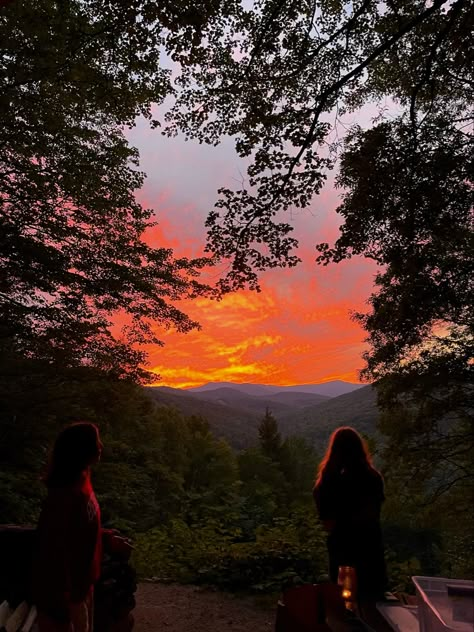 Camping In The Woods Aesthetic, Best Friends Camping Aesthetic, Sunset Picnic Mountain, Forest With Friends Aesthetic, Camping Woods Aesthetic, Camping Granola Aesthetic, Going Outside Aesthetic, Marauders Summer Aesthetic, Summer Aesthetic Camping