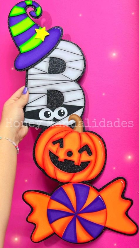 💜Molde gratuito aplique... - Honey manualidades en foami Halloween Classroom Door, Moldes Halloween, Country Halloween, Halloween 6, Halloween Classroom, Felt Halloween, Halloween Quilts, Halloween Illustration, Halloween Painting