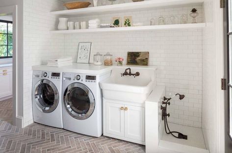 Have a look at this incredible collection of laundry room design ideas that are functional, stylish and full of inspiration. Lakehouse Inspiration, Cottage Laundry Room, Washing Station, Stylish Laundry Room, Dog Washing Station, Dream Laundry Room, Laundry Room Layouts, Mudroom Laundry Room, Laundry Room Renovation