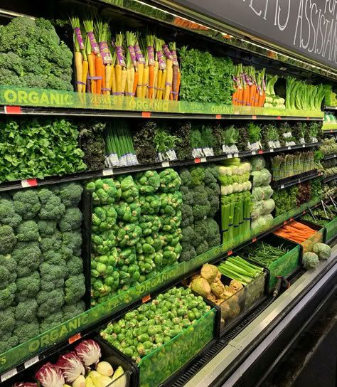 Supermarket Design Interior, Fruit And Veg Shop, Super Mercado, Vegetable Market, Produce Displays, Vegetable Shop, Grocery Store Design, Fruit Market, Supermarket Design