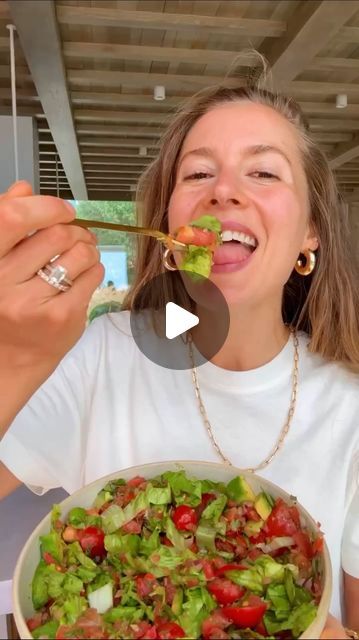 CAROLINE DEISLER on Instagram: "SAVE & make before tomatoes go out of season🍅🌱such a delicious, light & nutritious salad that I could have everyyyy day!! (Eating it right now🤤) also perfect to replace with any of the salad bowls from our 10 Day Weight Loss Reset in case you’re craving that one🌿🥑Enjoyyy🍋  Recipe is up on @joinreset_ ✔️ LAST DAY to get 20% OFF the ANNUAL MEMBERSHIP + my NEW Nutrition Travel Ebook for FREE using the code TRAVELGUIDE ✈️❤️ Link in bio:) come joiiiin the best community!!!  #bruschettasalad #bruschetta #tomatosalad #tomatobruschetta #tomatoseason #endofsummer #vegansummer #summerrecipes #tomatorecipes #lowcarbsalad #lowcarbvegan #weightlossrecipes #weightlosstips #weightlosshelp #fitfoods #fitfoodie #rawvegan #rawveganrecipes #savoury #saladideas #saladreci Caroline Deisler, Caldwell Esselstyn Plant Based Diet, Caroline Denervaud Art, Tomato Bruschetta, Tomato Season, Low Carb Salad, Low Carb Vegan, Tomato Salad, Raw Vegan Recipes