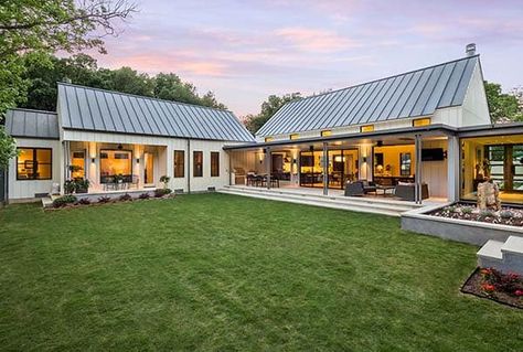 Extraordinary modern farmhouse in rural Texas by Olsen Studios Dream House Tour, Modern Farmhouse Floors, Modern Farmhouse Floorplan, Farm Style House, L Shaped House, Farmhouse Exterior Design, Farmhouse Architecture, Farmhouse Floor Plans, Farmhouse Flooring