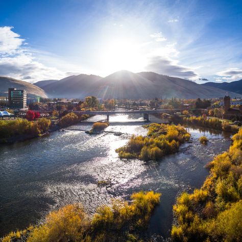 Two of Montana’s best destinations are the towns of Missoula and Bozeman. While they have a lot in common, there are also key differences to consider. River Town, Missoula Montana, Bozeman Montana, Big Sky Country, Continental Divide, Whitewater Rafting, Glacier National, Road Trip Itinerary, Glacier National Park