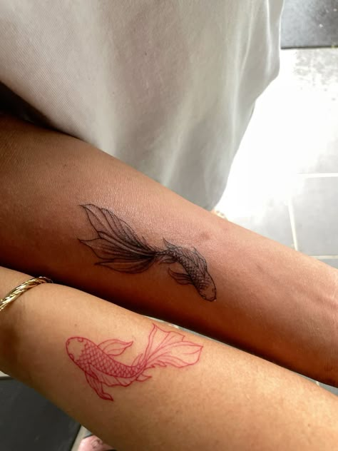 Sister Tattoos Coy Fish, Matching Koi Fish Tattoo Couple, Coi Fish Matching Tattoo, Pisces Matching Tattoo, Koi Fish Finger Tattoo, Coral Fish Tattoo, Dainty Matching Tattoos Couple, Matching Soulmate Tattoos, Creative Best Friend Tattoos