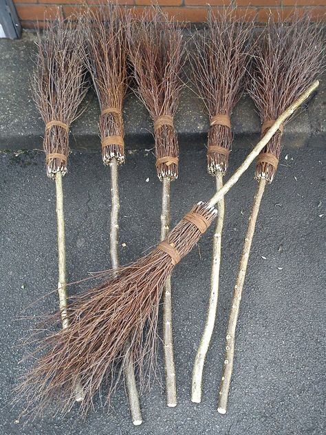 Broomsticks. #holiday #halloween #broomstick #forestschool Harry Potter Party Games, Harry Potter Party Decorations, Harry Potter Day, Harry Potter Theme Birthday, Harry Potter Halloween Party, Cumpleaños Harry Potter, Harry Potter Bday, Harry Potter Bedroom, Harry Potte