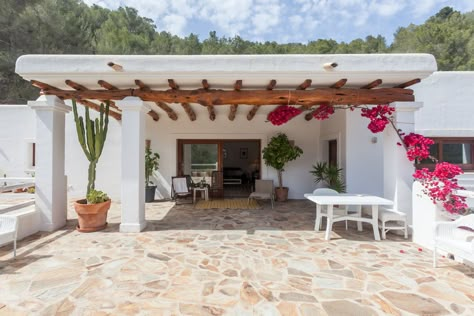 Casa Romantica en Ibiza - Casas en alquiler en Ibiza, Islas Baleares, España Pine Valley, Mexican Home, Casa Vintage, Desert Homes, Spanish House, Mediterranean Homes, Holiday Villa, 3 Bedroom House, Spanish Style