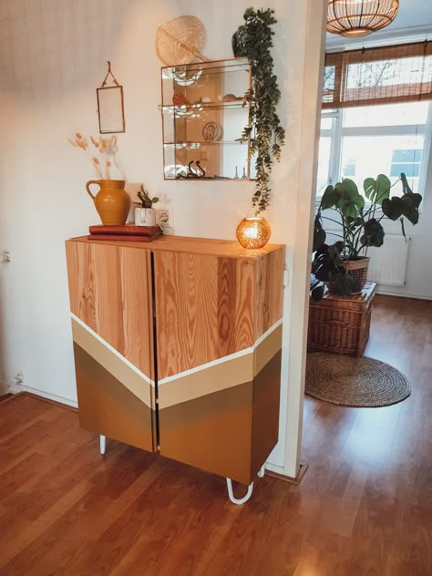 Kylie van het Instagram account @dr.house_bykylie heeft een Ikea Ivar kastje gepimpt en helemaal eigen gemaakt. Onze witte hairpin tafelpoten van 15 cm staan prachtig bij het speelse lijnenspel en maken het kastje helemaal af! Ga ook aan de slag en start jouw nieuwe DIY project in 3,2,1... Ikea Ivar Mid Century, Ikea Ivar Hack Legs, Ikea Ivar Cabinet Green, Ikea Ivar Cabinet With Cane Doors, Ikea Ivar Bamboo Doors, Ikea Ivar Hack, Ikea Ivar Cabinet, Yellow Cabinets, Ikea Ivar