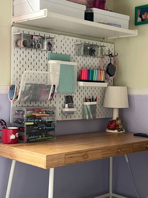 Peg Board Office Ideas, Ikea Desk Shelf Ideas, Pegboard Above Desk, Pegboard Desk Ideas, Ikea Pinboard Ideas, Peg Board Desk Organization, Ikea Board Wall, Pegboard Desk Setup, Ikea Peg Board Ideas Aesthetic