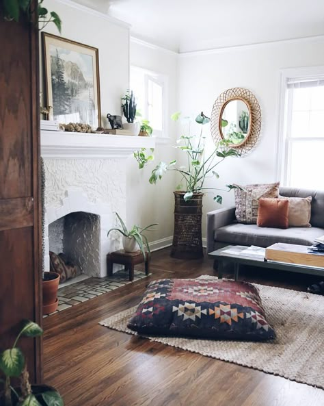 22.5k Followers, 344 Following, 1,855 Posts - See Instagram photos and videos from Sara Toufali (@saratoufali) Farmhemian Decor, Bohemian Style Living Room, Cozy Things, Bohemian Living Room, Boho Interior, Blue Bedroom, Apartment Inspiration, A Living Room, Cozy Living Rooms