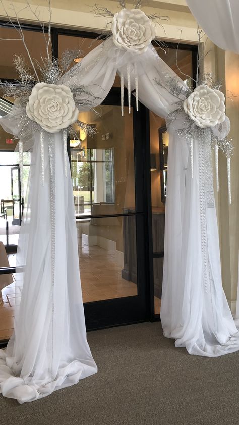 Wedding Columns Decor Diy, Wedding Trellis Ideas, Diy Ceremony Arch, Trellis Wedding, Wedding Trellis, Wedding Columns, Columns Decor, Black And Gold Party Decorations, Wedding Pillars