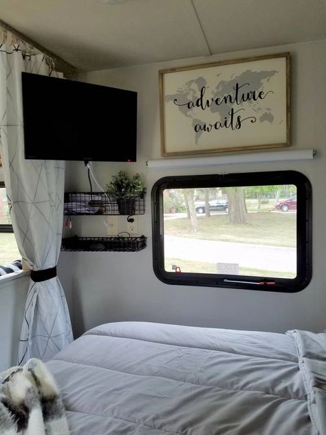 Rangement Caravaning, Cozy Camper, Rv Redo, Camper Reno, Lite Travel Trailers, Caravan Ideas, Camper Interior Design, Camping Vintage, Holiday Bedroom