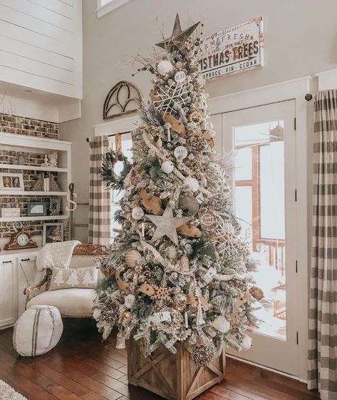 Christmas Tree Inspiration Rustic, White Christmas Tree Decorations, Farmhouse Style Christmas, Farmhouse Christmas Tree, Black Christmas Trees, Christmas Tree Inspiration, Flocked Christmas Trees, White Christmas Decor, Christmas White