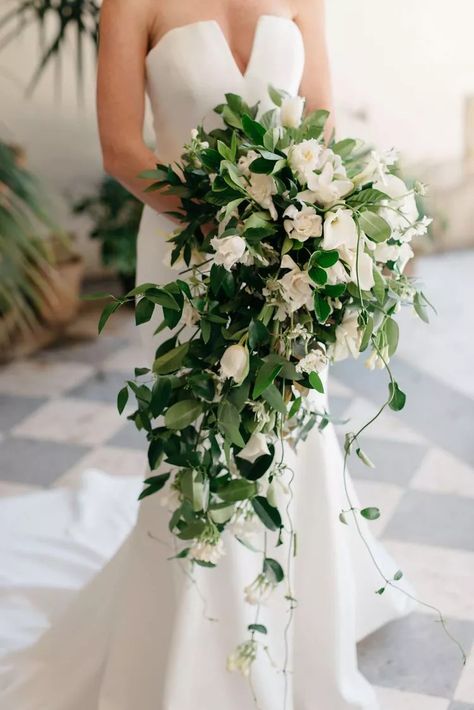 Gardenia Bouquet, Bridal Bouquet Peach, Bouquets Ideas, Wedding Flowers Greenery, Wedding Flower Guide, Cascading Bridal Bouquets, Cascading Wedding Bouquets, Flowers And Greenery, Unique Wedding Flowers