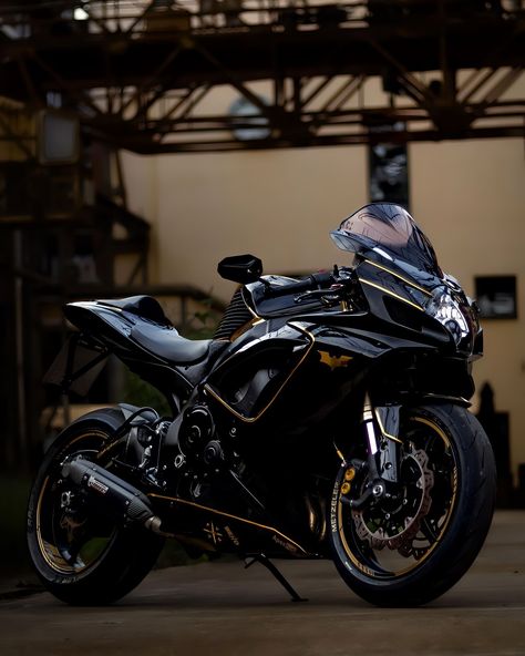 By dervemo on IG #suzuki #gsxr #gsxr750r #bike #livetoride #superbike Suzuki Gxr600, Suzuki Gsx250r, Suzuki Bike, Suzuki Gsx R 750, Suzuki Gsx 750, Suzuki Gsx R 600, Suzuki Bikes, Suzuki Gsxr 1000, Bike Aesthetic