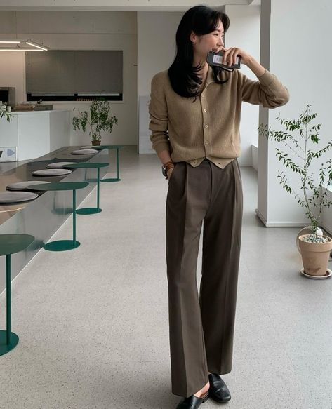 Semi Casual Office Outfits Women, How To Take Outfit Pictures, Business Casual Outfits Hijab, Cozy Business Casual Outfits, Beige Pants Outfit Casual, Korean Office Outfits Women, Business Formal Outfits, Study Fits, Cream Trousers Outfit