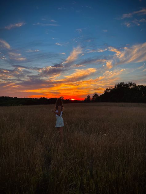 Field Pics, Sunset Photoshoot Ideas, Field Pictures, Sunset Field, Sunset Photoshoot, Aesthetic Picnic, Friend Pictures Poses, Picnic Date, Pictures Poses