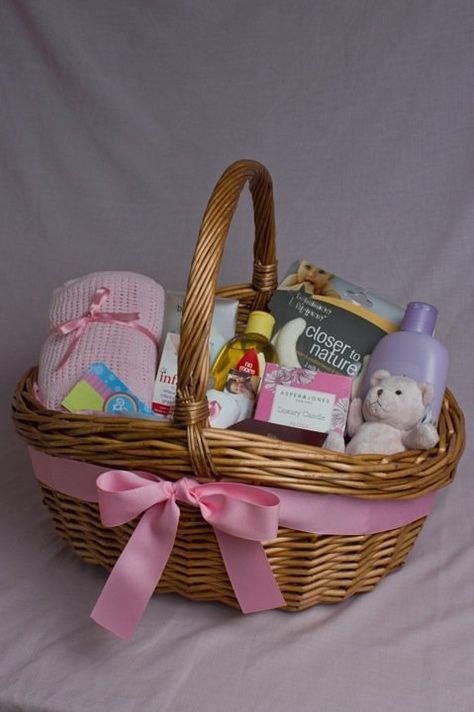 Mom To Be Hamper Gift Ideas, Baby Hampers Ideas Gift, Baby Girl Hamper Ideas, Newborn Diaper Bag Essentials, Hampers Bayi, Diaper Bag Essentials Newborn, Newborn Diaper Bag, Must Haves Newborn, Checklist Newborn