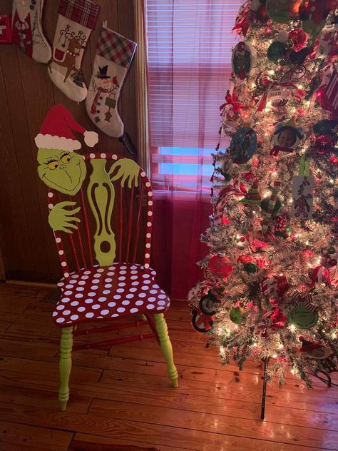 Chair Of Cheer Grinch, Grinch Painted Chairs, Grinch Chair Diy, Grinch Chair, Christmas Chairs, Grinch Head, Xmas Display, Grinch Ideas, Grinch Decor