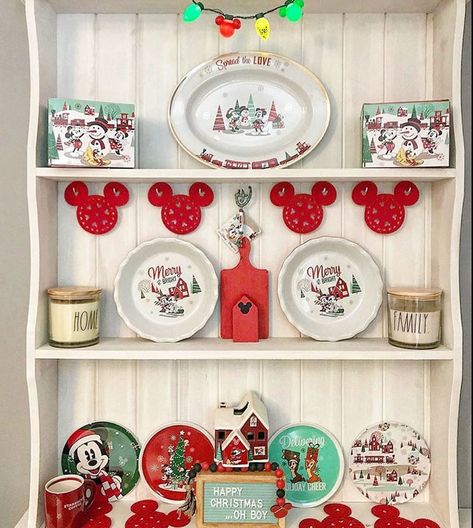 Disney Christmas Kitchen, Disney Christmas Kitchen Decor, Disney Christmas Decor Diy, Disney Christmas Decor, Disney Christmas Crafts, Disney House Ideas, Disneyland Christmas, Disney Christmas Decorations, Disney Kitchen