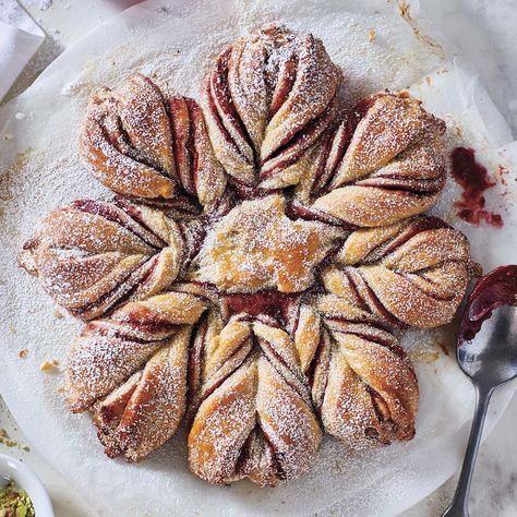 Check out Raspberry Cardamom Snowflake Pull Apart Wreath recipe and more from Sur La Table! Pull Apart Wreath, Festive Bread, Bread Wreath, Star Bread, Pasta Al Pesto, Holiday Bread, Kitchen Skills, Pull Apart Bread, Homemade Holiday