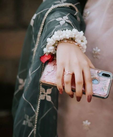 Girls Hand Mobile Dpz, Dp For Tiktok Profile, Pf 2023, Bridal Dp, Mobile Pic, Bhagwan Images, Bridal Dpz, Hand Dpz, Beautiful Dpz