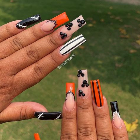 Adrianna 🥀 on Instagram: “Disney Halloween Nails🎃🖤 Nailed by: @acrylicsbyadrii #nails #acrylicnails #nailsofinstagram #nailsoftheday #nailart #explore…” Nails With Stripes, Nail Designs Orange, Disney Halloween Nails, Halloween Nail Ideas, Minnie Mouse Nails, Glitter Nails Acrylic, October Nails, Cute Acrylic Nail Designs, Coffin Shape Nails