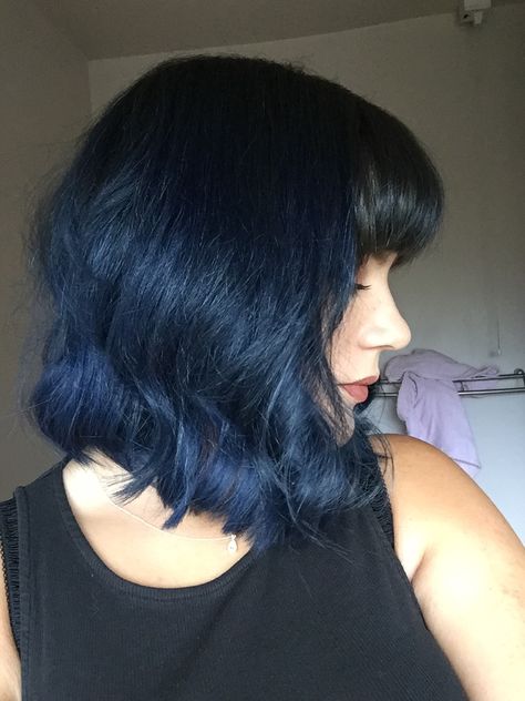 midnight blue bob with fringe Midnight Blue Hair Short, Dark Blue Bob, Medium Choppy Bob, Lesbian Haircut, Midnight Blue Hair, Modelling Ideas, Bob With Fringe, Black Bob Hairstyles, Blue Bob