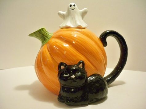 #vintage 1980s # Halloween #Pumpkin # TeaPot  - How cute is this? I love #black cats Cool Tea Pots, 1980s Halloween, Cat And Ghost, Pumpkin Tea, Cute Teapot, Novelty Teapots, Cat Teapot, Teapots And Cups, Tee Set