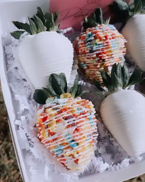 Fruity Pebble Strawberries, Fruity Pebbles Strawberries, Easter Berries, Chocolate Covered Strawberries Ideas, Fruity Pebble Cupcakes, Dipped Desserts, Strawberry Business, Dipped Strawberries Recipe, Chocolate Strawberries Bouquet