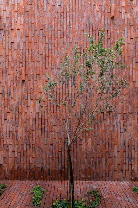 Gallery of Sole Houses / SANTOSCREATIVOS + VTALLER - 12 Garden Wall Brick, Vertical Brick Pattern, Architecture 101, Interior Wall Sconces, Brick Detail, Brick Paving, Brick Decor, Brick In The Wall, Brick Pattern