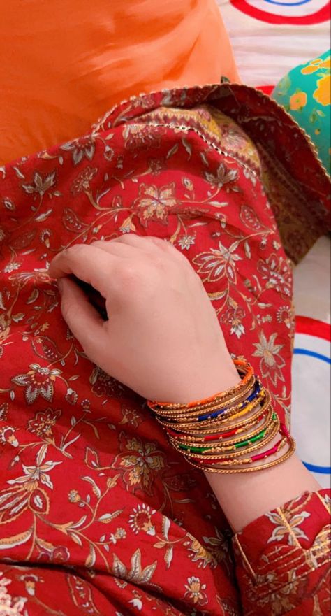 Bangles Hand Dp, Hand Dp, Ammi Jaan, Afghanistan Culture, Pakistani Aesthetic, Girl Dps, Girly Swag, Me Myself And I, Simple Style Outfits