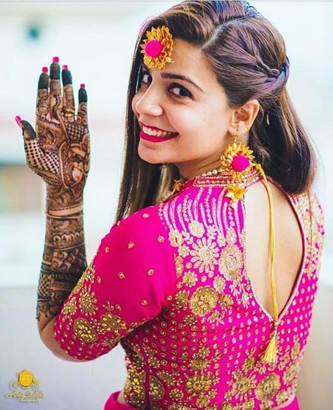 Mehandi ceremony Mehndi night by professional Mehndi artist of weddingwik Mehandi Poses Photography Bride, Bride Mehendi Photoshoot Poses, Mehndi Poses Photography For Bride, Mehndi Shoot Wedding Photography, Mehandi Poses Photography, Mehandi Poses For Bride, Mehndi Photoshoot Brides, Bridal Haldi Photoshoot, Mehendi Poses For Bride