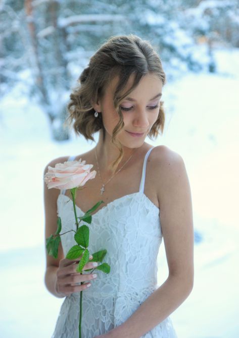 Confirmation Photo Ideas Idea Pose Dress Hair Makeup Rose Snow Aesthetic Portrait Picture Curly Confirmation Picture Ideas, Confirmation Photoshoot, Confirmation Pictures, Communion Photoshoot, Makeup Rose, Catholic Confirmation, Confirmation Dresses, Aesthetic Portrait, Sunset Photoshoot