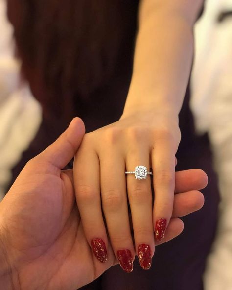 Engagement Ring Manicure, Engagement Hands Couple, Engagement Ring Snapchat Stories, Engagement Rings Couple Hands Aesthetic, Compromise Ring, Engagement Ring Pictures On Hand Couple, Boys Gold Ring, Engagement Ring Fake Story, Pandora Engagement Ring