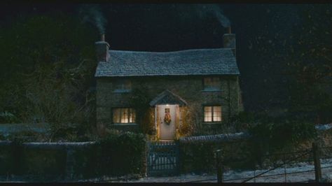 The Fairy Tale English "The Holiday" Movie Cottage by Night in Surrey, England... Rosehill Cottage, The Holiday Cottage, Font Simple, Cottage Shabby Chic, Rose Hill, English Cottage Style, Style Cottage, Cosy Home, Dream Cottage