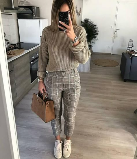 Buisness Casual Outfits, Sneakers Outfit Work, Mode Ab 50, Work Attire Women, Trendy Work Outfit, Buisness Casual, Teaching Outfits, Office Casual Outfit, Office Outfits Women