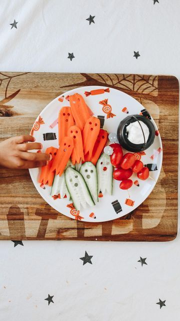 Halloween Veggies And Dip, Cucumber Halloween Snack, Halloween Veggie Tray For Kids, Halloween Veggie Cups, Halloween Cucumber Ideas, Spooky Veggie Platter, Ghost Fruit Skewers, Spooky Veggies, Halloween Carrots