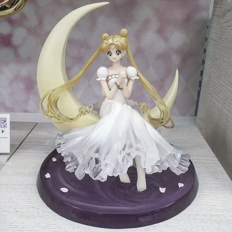 Sailor Moon Stuff, Sailor Moon Figures, Sailor Moon Magical Items, Pink Anime Figurines, Sailor Moon Figurine, Anime Figures Sailor Moon, Saylor Moon, Sailor Moon Dolls 90s, Sailor Moon Collectibles