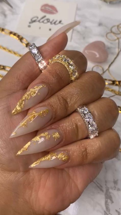 Acrylic Nail Designs Gold Flakes, Mahogany Nails, Gold Stiletto Nails, Nail Art Gold, Acrylic Nails Stiletto, Stilleto Nails Designs, Nails Sparkle, 2024 Nails, Stiletto Nail Art